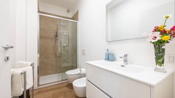 Doccia, bidet, asciugamani, carta igienica