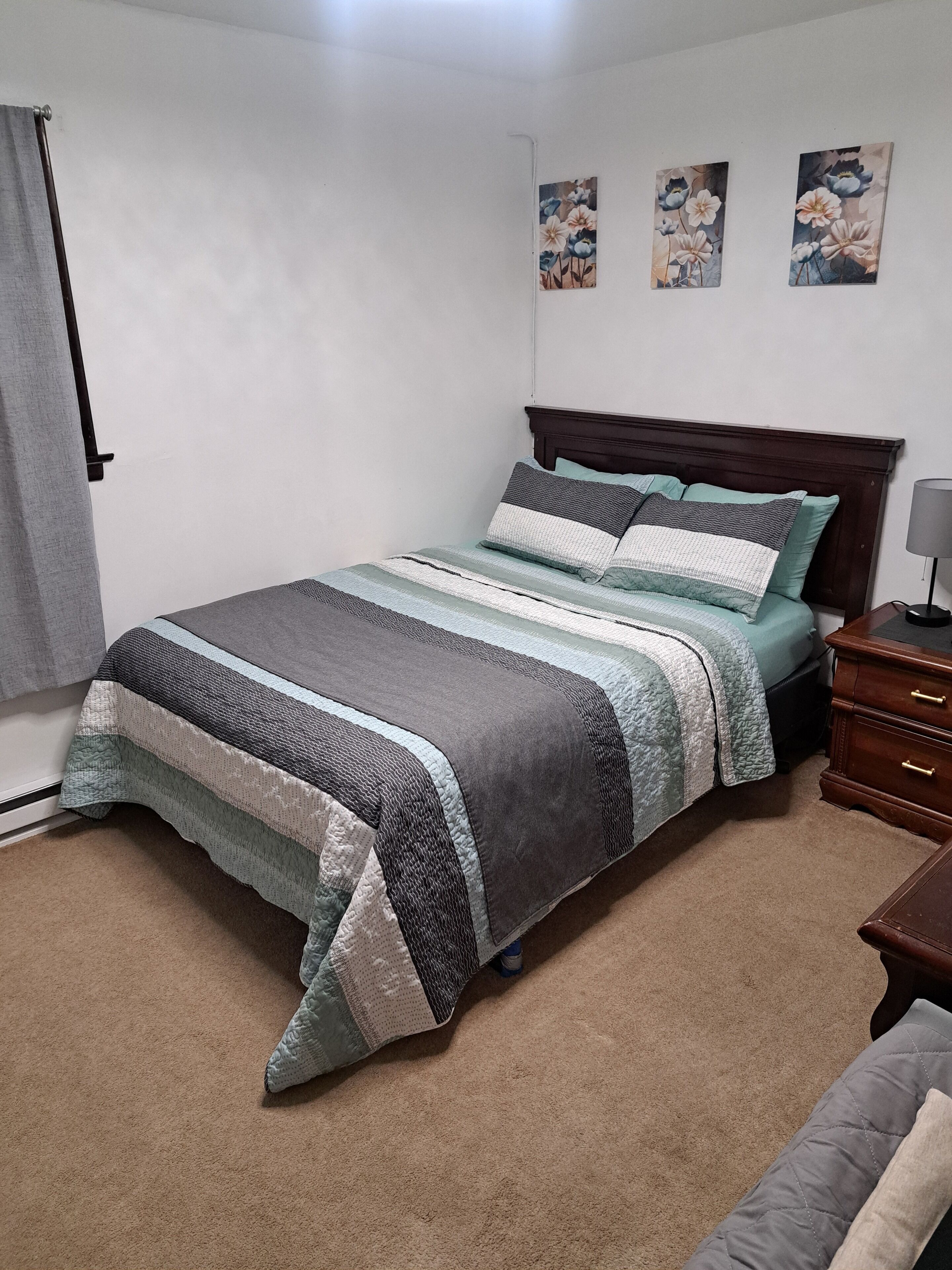 3 habitaciones, tabla de planchar con plancha y cuna de viaje 