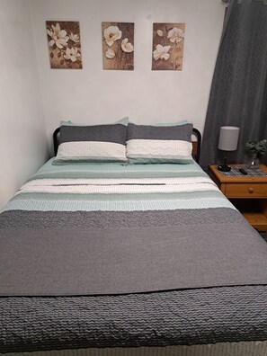 3 slaapkamers, een strijkplank/strijkijzer, reisbedje, gratis wifi