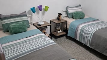 3 habitaciones, tabla de planchar con plancha y cuna de viaje