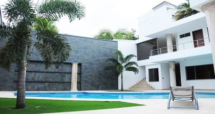 Hermosa Casa Frente a la Ribera del río Cali