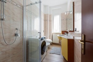 Shower, hair dryer, bidet, towels
