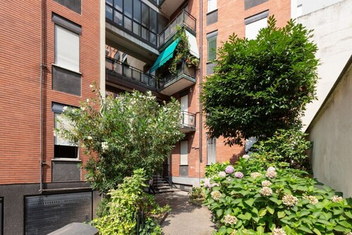 Modern and cozy 75 sqm apartment, for 4 people, located on the 6th floor of a building with lift (NOT suitable for disabled people).The accommodation is located in an excellent strategic position, just 100m from the Brenta stop of the yellow line of th