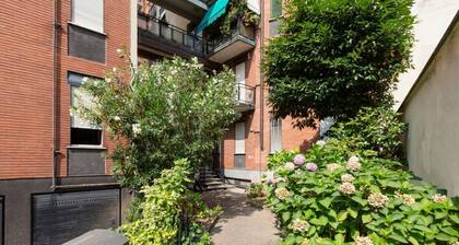 Modern and cozy 75 sqm apartment, for 4 people, located on the 6th floor of a building with lift (NOT suitable for disabled people).The accommodation is located in an excellent strategic position, just 100m from the Brenta stop of the yellow line of th