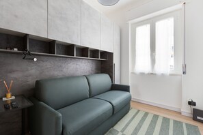 TV - Modern and cozy 75 sqm apartment, for 4 people, located on the 6th floor of a building with lift (NOT suitable for disabled people).The accommodation is located in an excellent strategic position, just 100m from the Brenta stop of the yellow line of th (Milano)