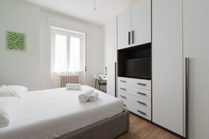 2 bedrooms, desk, iron/ironing board, WiFi