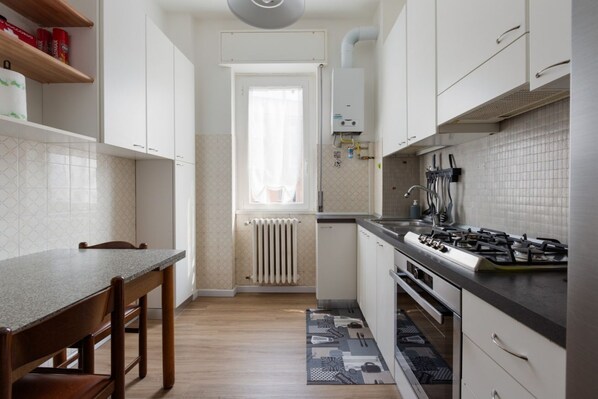 Fridge, microwave, oven, stovetop