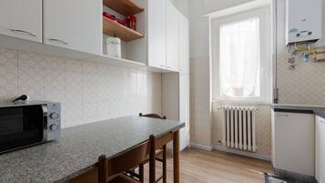 Køleskab, mikrobølgeovn, ovn, kogeplade