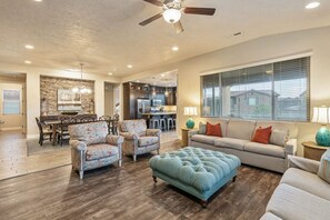 Téléviseur, foyer, table de ping-pong