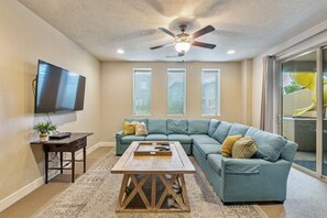 Téléviseur, foyer, table de ping-pong