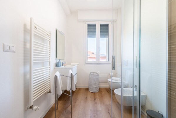 Douche, bidet, serviettes fournies, papier toilette