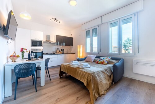 Chic Parma Little Flat Near City Center