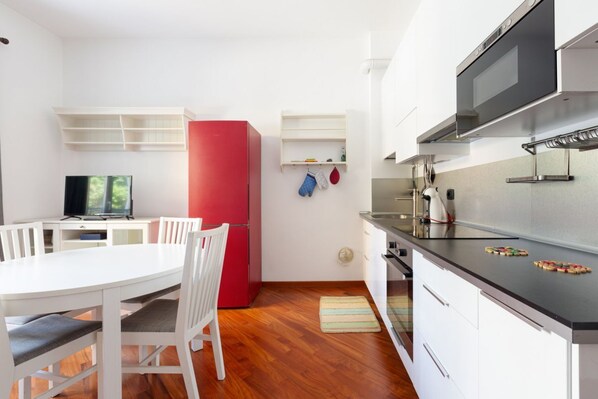 Réfrigérateur, micro-ondes, four, plaque de cuisson