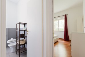 Douche, sèche-cheveux, bidet, serviettes fournies