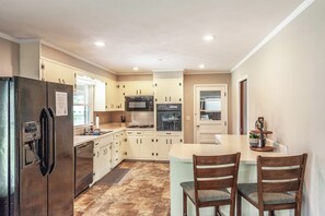 Fridge, microwave, oven, stovetop - Spacious home in quiet neighborhood - half mile from Historic Gallatin Square (Gallatin)