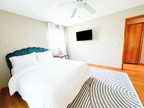 3 室のベッドルーム、デスク、WiFi (無料)、ベッドシーツ