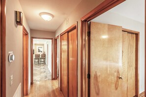 Interior - Spacious home in quiet neighborhood - half mile from Historic Gallatin Square (Gallatin)