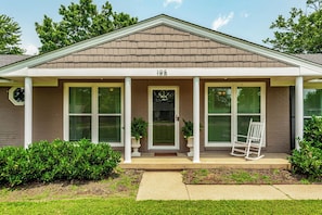 Exterior - Spacious home in quiet neighborhood - half mile from Historic Gallatin Square (Gallatin)