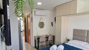 Ein Hotelzimmer mit einem Bett, einem Schreibtisch und einem Fernseher.