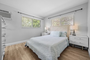 1 bedroom, iron/ironing board, WiFi, bed sheets - Ground Floor 1-Bedroom Apt by the River Near Las Olas w/ Sofa Bed & Full Kitchen (Fort Lauderdale)