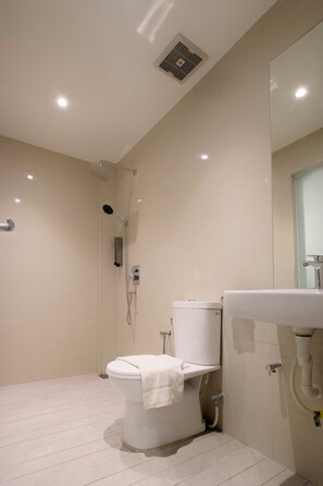 Superior Triple Room, Multiple Beds, Non Smoking | Bathroom | Shower, towels, soap, toilet paper