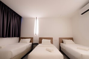 Habitación triple superior, 3 camas individuales, no fumadores | Escritorio y wifi gratis