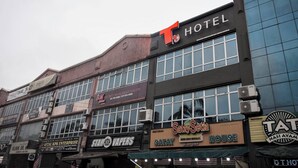 A hotel with multiple storefronts including a secret Muslimah salon, Satay Seta, and a restaurant. - T Hotel Jalan Sultanah (Alor Setar)