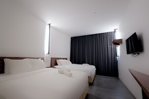 Deluxe négyágyas szoba, több hálószobával, nemdohányzó | Íróasztal és ingyenes wifi