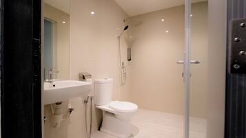 Superior Triple Room, 3 Twin Beds, Non Smoking | Bathroom | Shower, towels, soap, toilet paper