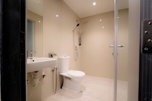 Superior háromágyas szoba, 3 egyszemélyes ágy, nemdohányzó | Fürdőszoba | Zuhanyzó, törölközők, szappan és toalettpapír