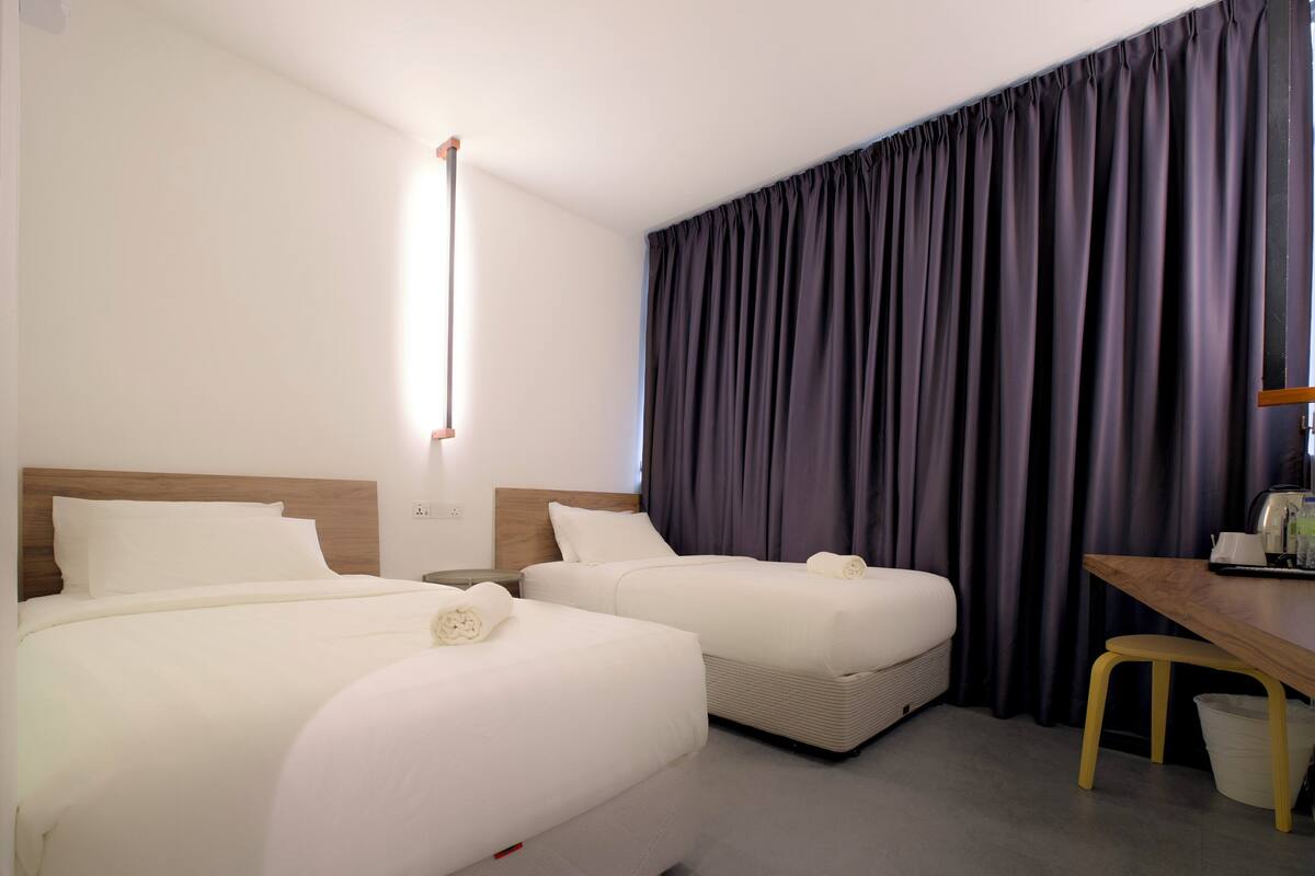 Standard Twin Room, 2 Twin Beds, Non Smoking | Desk, free WiFi