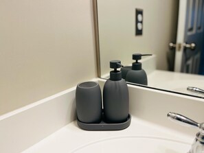 Een haardroger, handdoeken, zeep, shampoo