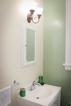 Ducha, secador de pelo, toallas, jabón