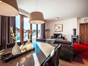 TV, fireplace