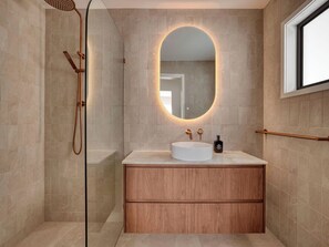 Een douche, handdoeken, zeep, toiletpapier