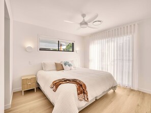 4 bedrooms, iron/ironing board, travel cot, WiFi - Spacious 4-bedroom house with WiFi, Pool and AC in Burleigh QLD (Burleigh Waters)