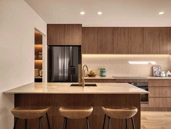 Fridge, microwave, oven, stovetop - Spacious 4-bedroom house with WiFi, Pool and AC in Burleigh QLD (Burleigh Waters)