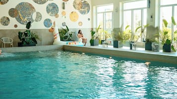 Indoor pool, sun loungers