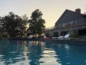 Een verwarmd zwembad