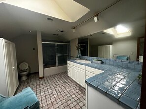 Ein Badezimmer mit Dusche, Toilette und Waschbecken.