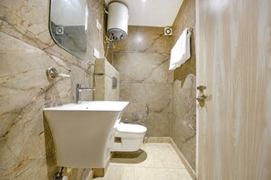 Deluxe kamer | Badkamer | Een douche, een regendouche, gratis toiletartikelen, handdoeken