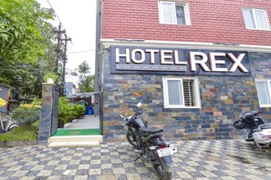 Property entrance - Fabhotel Rex (Indore)