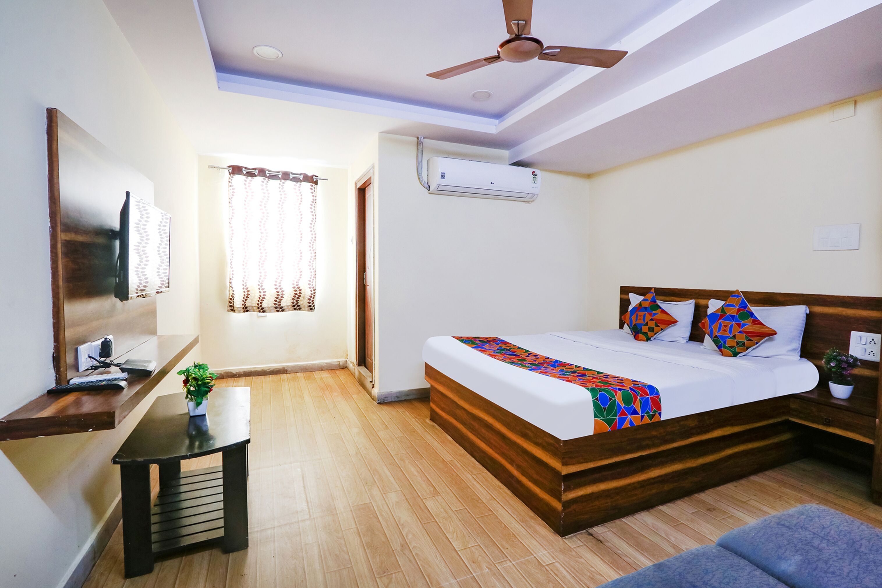 Egyptian cotton sheets, premium bedding, in-room safe, free WiFi