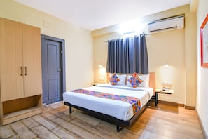Deluxe Room | Egyptian cotton sheets, premium bedding, in-room safe, free WiFi - Fabhotel Saltel (Kolkata)