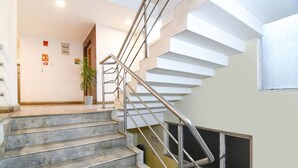 Un escalier moderne avec des rampes en métal menant à un palier.