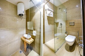 Habitación Deluxe | Baño | Regadera, regadera tipo lluvia, amenidades de baño gratuitas, toallas 