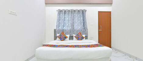 Deluxe Room | Egyptian cotton sheets, premium bedding, in-room safe, free WiFi