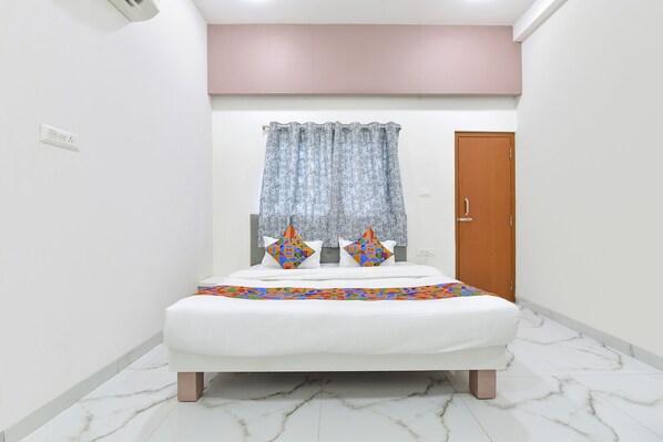 Deluxe Room | 1 bedroom, Egyptian cotton sheets, premium bedding, in-room safe