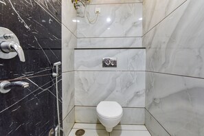 Shower, rainfall showerhead, free toiletries, towels