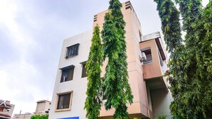 Un edificio a più piani con un cartello che indica 'fab hotels'.